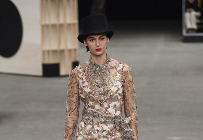 Chanel Animal-Centric SS23: Η μοντέρνα προσέγγιση της διαχρονικότητας στο αέναο παιχνίδι με τα ζώα