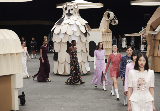 Chanel Animal-Centric SS23: Η μοντέρνα προσέγγιση της διαχρονικότητας στο αέναο παιχνίδι με τα ζώα