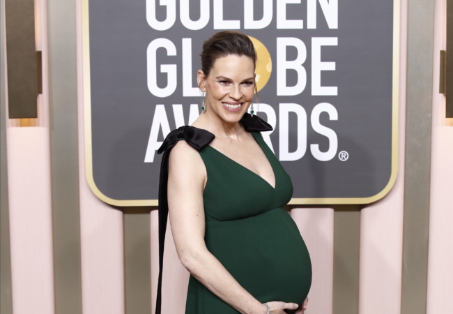 Η έγκυος Hilary Swank στις Χρυσές Σφαίρες 2023