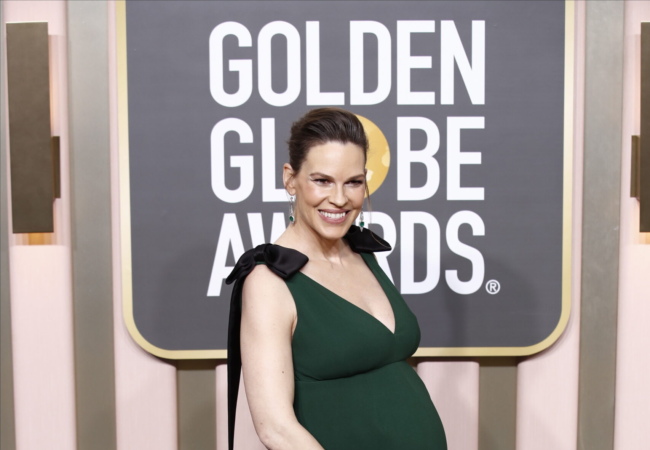 Η έγκυος Hilary Swank στις Χρυσές Σφαίρες 2023