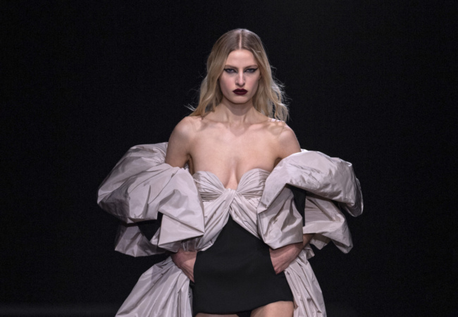 Το show SS'23 του Valentino ήταν μια ωδή στη γυναίκα, στο χρώμα και στην ελευθερία