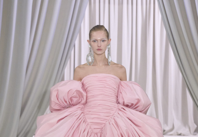 Το show του Giambattista Valli για την SS23 είχε την αίγλη του Beverly Hills σε τόνους «bubble gum»