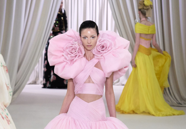 Το show του Giambattista Valli για την SS23 είχε την αίγλη του Beverly Hills σε τόνους «bubble gum»
