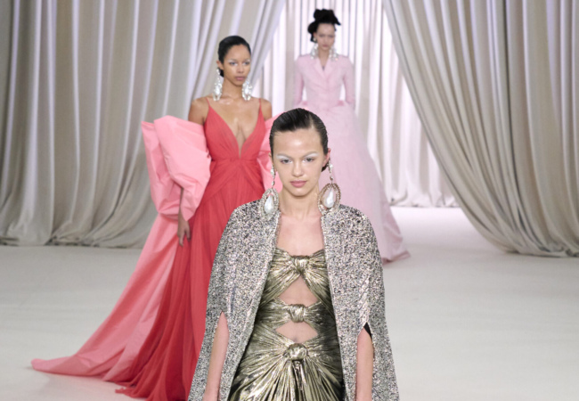 Το show του Giambattista Valli για την SS23 είχε την αίγλη του Beverly Hills σε τόνους «bubble gum»