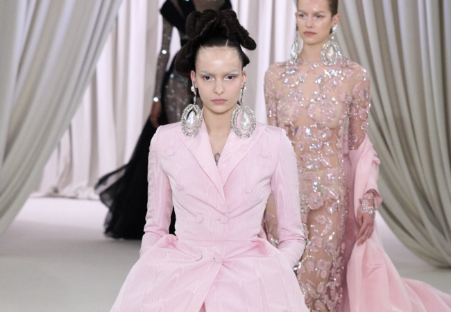 Το show του Giambattista Valli για την SS23 είχε την αίγλη του Beverly Hills σε τόνους «bubble gum»