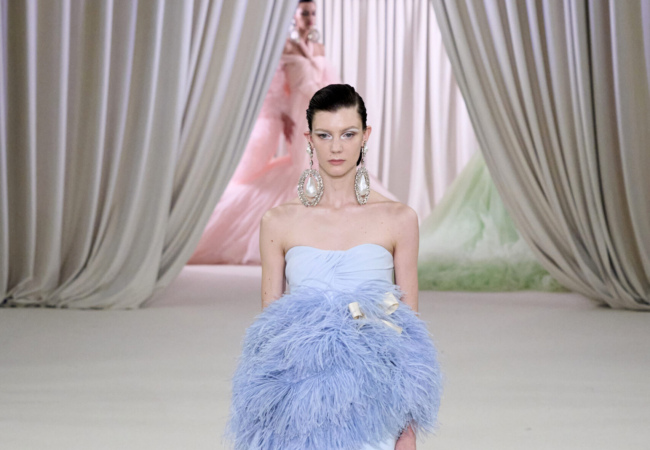 Το show του Giambattista Valli για την SS23 είχε την αίγλη του Beverly Hills σε τόνους «bubble gum»