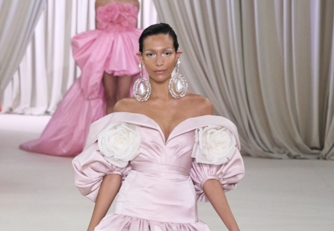 Το show του Giambattista Valli για την SS23 είχε την αίγλη του Beverly Hills σε τόνους «bubble gum»