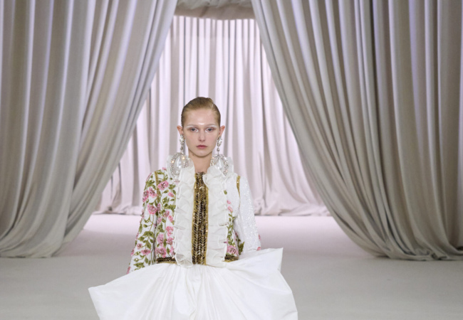 Το show του Giambattista Valli για την SS23 είχε την αίγλη του Beverly Hills σε τόνους «bubble gum»