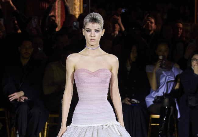 Το fashion show των Viktor&Rolf για την SS'23 ονειροβατούσε μεταξύ της Cinderella και της Vivian Li