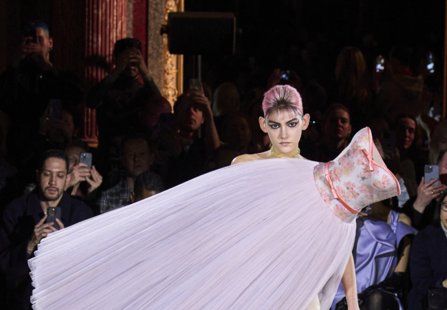 Το fashion show των Viktor&Rolf για την SS'23 ονειροβατούσε μεταξύ της Cinderella και της Vivian Li