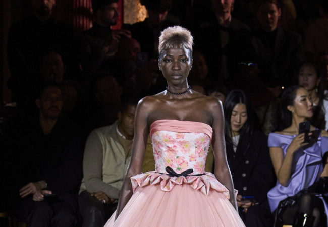 Το fashion show των Viktor&Rolf για την SS'23 ονειροβατούσε μεταξύ της Cinderella και της Vivian Li