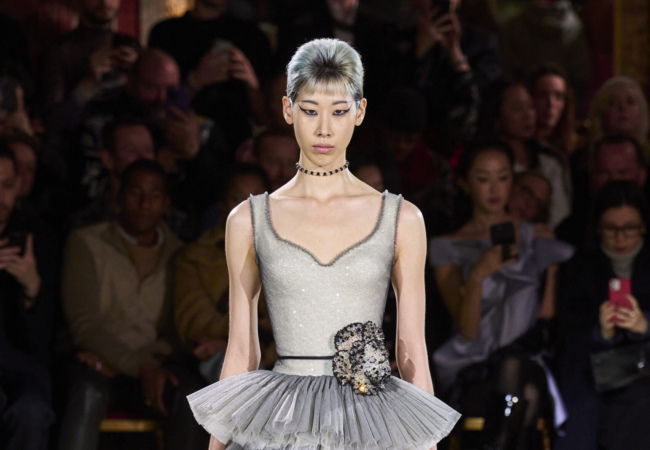 Το fashion show των Viktor&Rolf για την SS'23 ονειροβατούσε μεταξύ της Cinderella και της Vivian Li