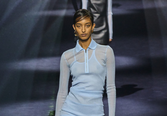Το αποδομημένο αλλά πολυτελές fashion show του Fendi για το FW'23 που επαναφέρει την κομψότητα