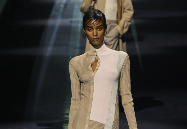 Το αποδομημένο αλλά πολυτελές fashion show του Fendi για το FW'23 που επαναφέρει την κομψότητα