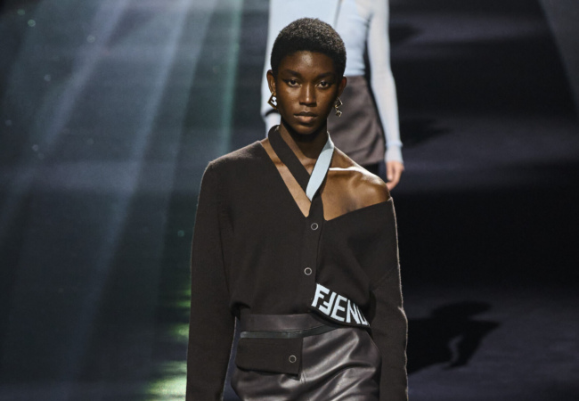 Το αποδομημένο αλλά πολυτελές fashion show του Fendi για το FW'23 που επαναφέρει την κομψότητα
