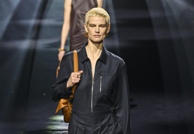 Το αποδομημένο αλλά πολυτελές fashion show του Fendi για το FW'23 που επαναφέρει την κομψότητα