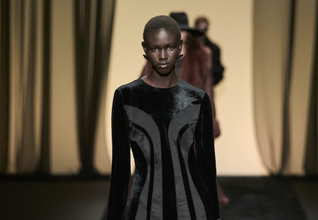 «After dark blooms»: Η συλλογή της Alberta Ferretti είναι βγαλμένη από τα «σκοτεινά» '30ς