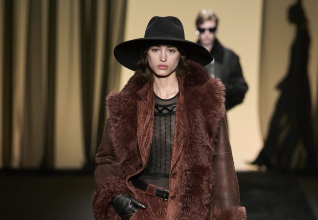 «After dark blooms»: Η συλλογή της Alberta Ferretti είναι βγαλμένη από τα «σκοτεινά» '30ς