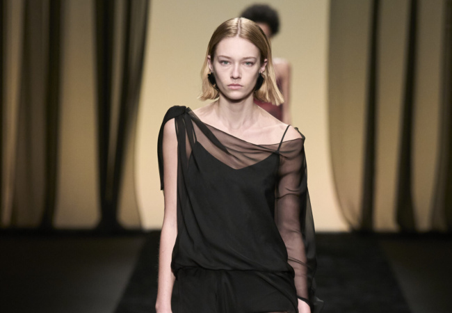 «After dark blooms»: Η συλλογή της Alberta Ferretti είναι βγαλμένη από τα «σκοτεινά» '30ς