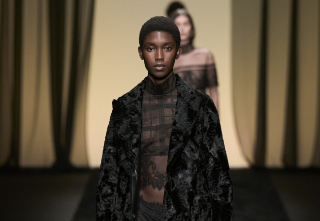 «After dark blooms»: Η συλλογή της Alberta Ferretti είναι βγαλμένη από τα «σκοτεινά» '30ς