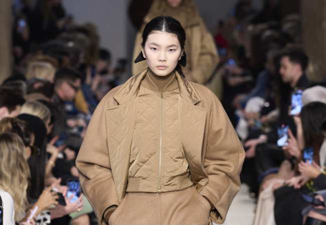«The Camelocracy» η σύγχρονη εκδοχή του ρομαντισμού στο fashion show FW'23 της Max Mara
