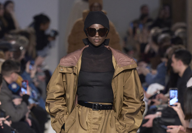 «The Camelocracy» η σύγχρονη εκδοχή του ρομαντισμού στο fashion show FW'23 της Max Mara