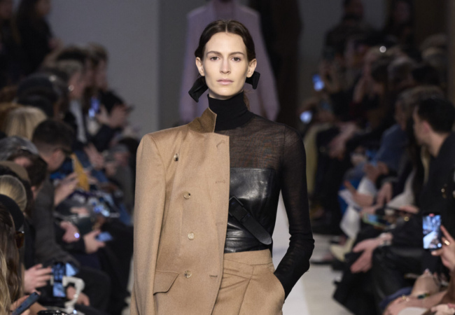 «The Camelocracy» η σύγχρονη εκδοχή του ρομαντισμού στο fashion show FW'23 της Max Mara