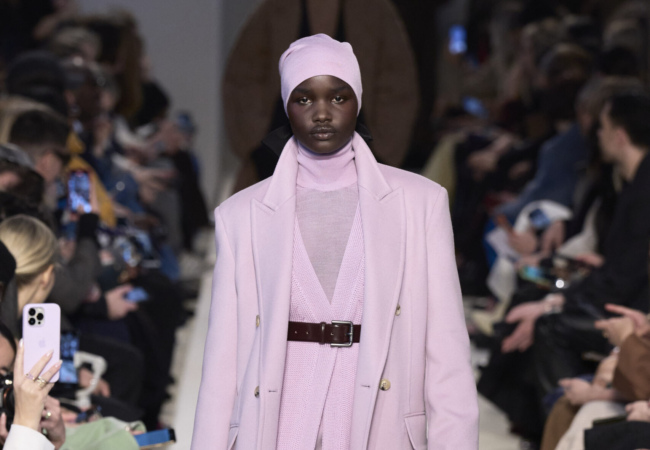 «The Camelocracy» η σύγχρονη εκδοχή του ρομαντισμού στο fashion show FW'23 της Max Mara