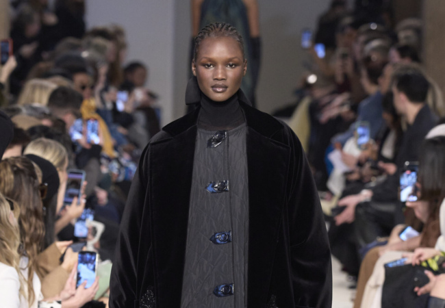 «The Camelocracy» η σύγχρονη εκδοχή του ρομαντισμού στο fashion show FW'23 της Max Mara
