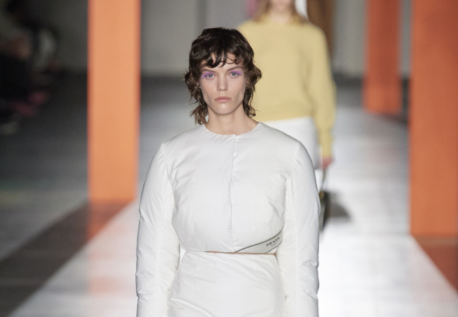 Η Prada επαναπροσδιορίζει την ιδέα της ομορφιάς στην απόλυτα minimal chic συλλογή FW'23