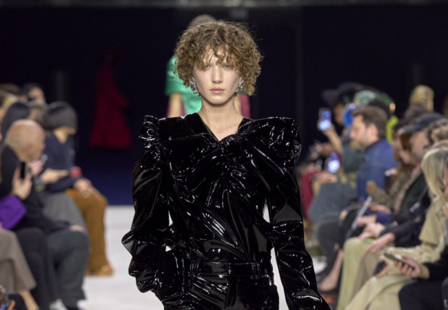 Ο Olivier Rousteing ανασκάπτει την ιστορία του Balmain και επαναφέρει το νέο Γαλλικό στιλ