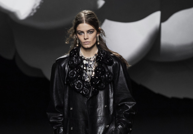 Το show Fw'23 της Chanel ζωντάνεψε με το αγαπημένο λουλούδι της Coco, την καμέλια