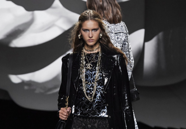 Το show Fw'23 της Chanel ζωντάνεψε με το αγαπημένο λουλούδι της Coco, την καμέλια