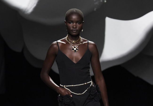 Το show Fw'23 της Chanel ζωντάνεψε με το αγαπημένο λουλούδι της Coco, την καμέλια