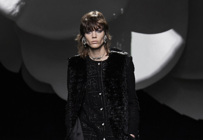 Το show Fw'23 της Chanel ζωντάνεψε με το αγαπημένο λουλούδι της Coco, την καμέλια