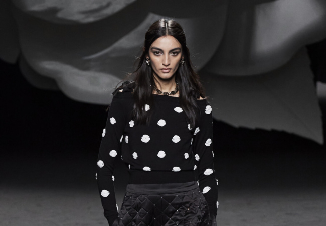Το show Fw'23 της Chanel ζωντάνεψε με το αγαπημένο λουλούδι της Coco, την καμέλια