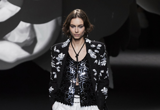 Το show Fw'23 της Chanel ζωντάνεψε με το αγαπημένο λουλούδι της Coco, την καμέλια