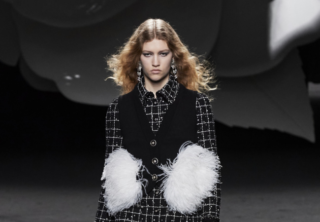 Το show Fw'23 της Chanel ζωντάνεψε με το αγαπημένο λουλούδι της Coco, την καμέλια