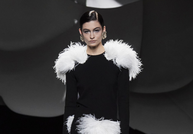 Το show Fw'23 της Chanel ζωντάνεψε με το αγαπημένο λουλούδι της Coco, την καμέλια