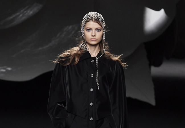 Το show Fw'23 της Chanel ζωντάνεψε με το αγαπημένο λουλούδι της Coco, την καμέλια