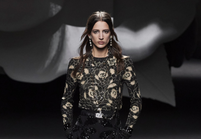 Το show Fw'23 της Chanel ζωντάνεψε με το αγαπημένο λουλούδι της Coco, την καμέλια