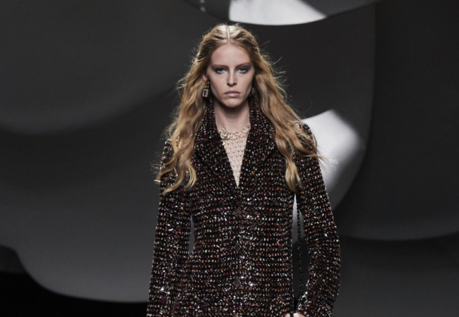 Το show Fw'23 της Chanel ζωντάνεψε με το αγαπημένο λουλούδι της Coco, την καμέλια