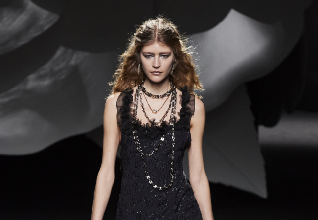 Το show Fw'23 της Chanel ζωντάνεψε με το αγαπημένο λουλούδι της Coco, την καμέλια