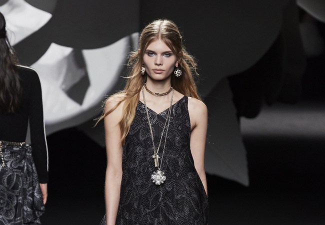 Το show Fw'23 της Chanel ζωντάνεψε με το αγαπημένο λουλούδι της Coco, την καμέλια