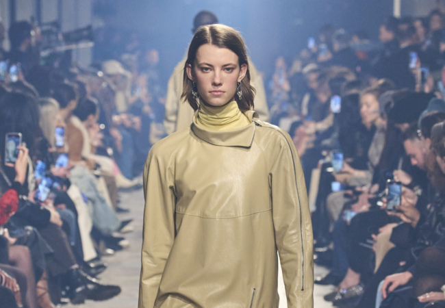 Η Isabel Marant απέδωσε με τον καλύτερο everyday τρόπο τις τάσεις για το ερχόμενο FW'23