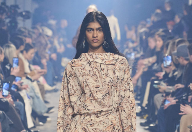 Η Isabel Marant απέδωσε με τον καλύτερο everyday τρόπο τις τάσεις για το ερχόμενο FW'23