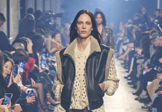 Η Isabel Marant απέδωσε με τον καλύτερο everyday τρόπο τις τάσεις για το ερχόμενο FW'23