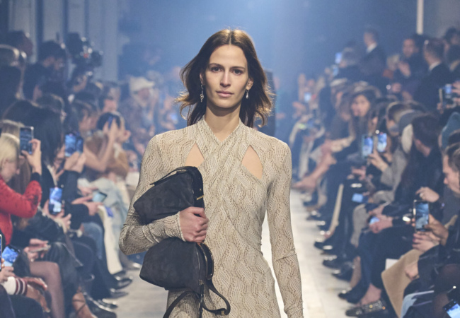 Η Isabel Marant απέδωσε με τον καλύτερο everyday τρόπο τις τάσεις για το ερχόμενο FW'23