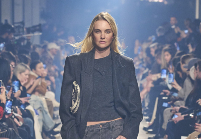 Η Isabel Marant απέδωσε με τον καλύτερο everyday τρόπο τις τάσεις για το ερχόμενο FW'23
