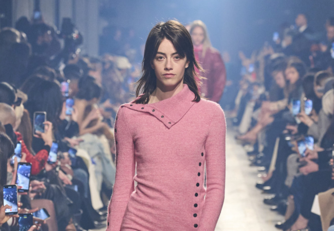 Η Isabel Marant απέδωσε με τον καλύτερο everyday τρόπο τις τάσεις για το ερχόμενο FW'23